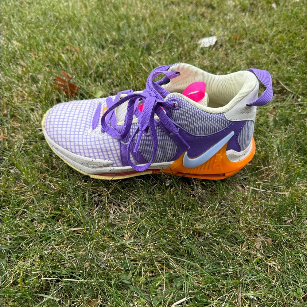 Nike LeBron Witness 7 GS 'Action Grape Vivid Orange'